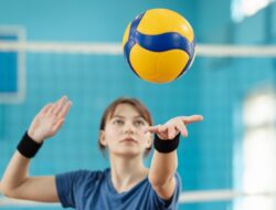 servis-voli_8587a2e - IDSport.id Teknik Dasar Bola Voli